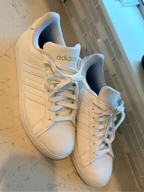 adidas Grand Court White casual Sneakers with Gold Logo